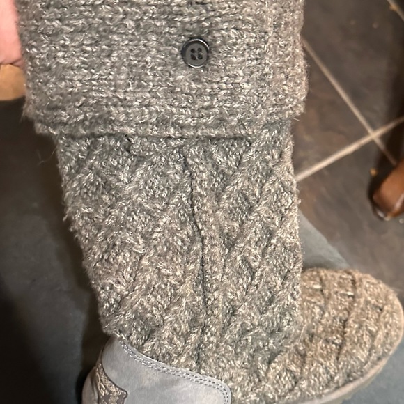 UGGS - Picture 3 of 4